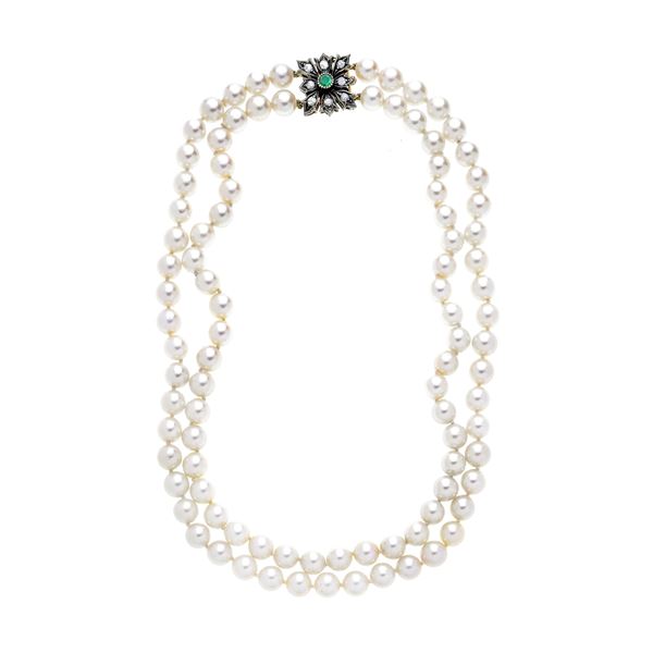 Two-strand necklace in pearls with firmness in yellow gold, silver, diamonds and emerald