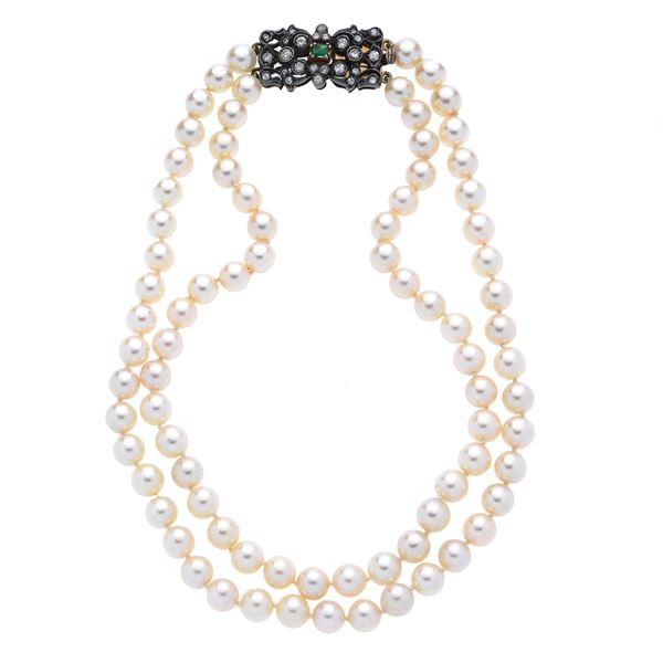 Two-strand necklace in pearls with firmness in yellow gold, silver, diamonds and emerald