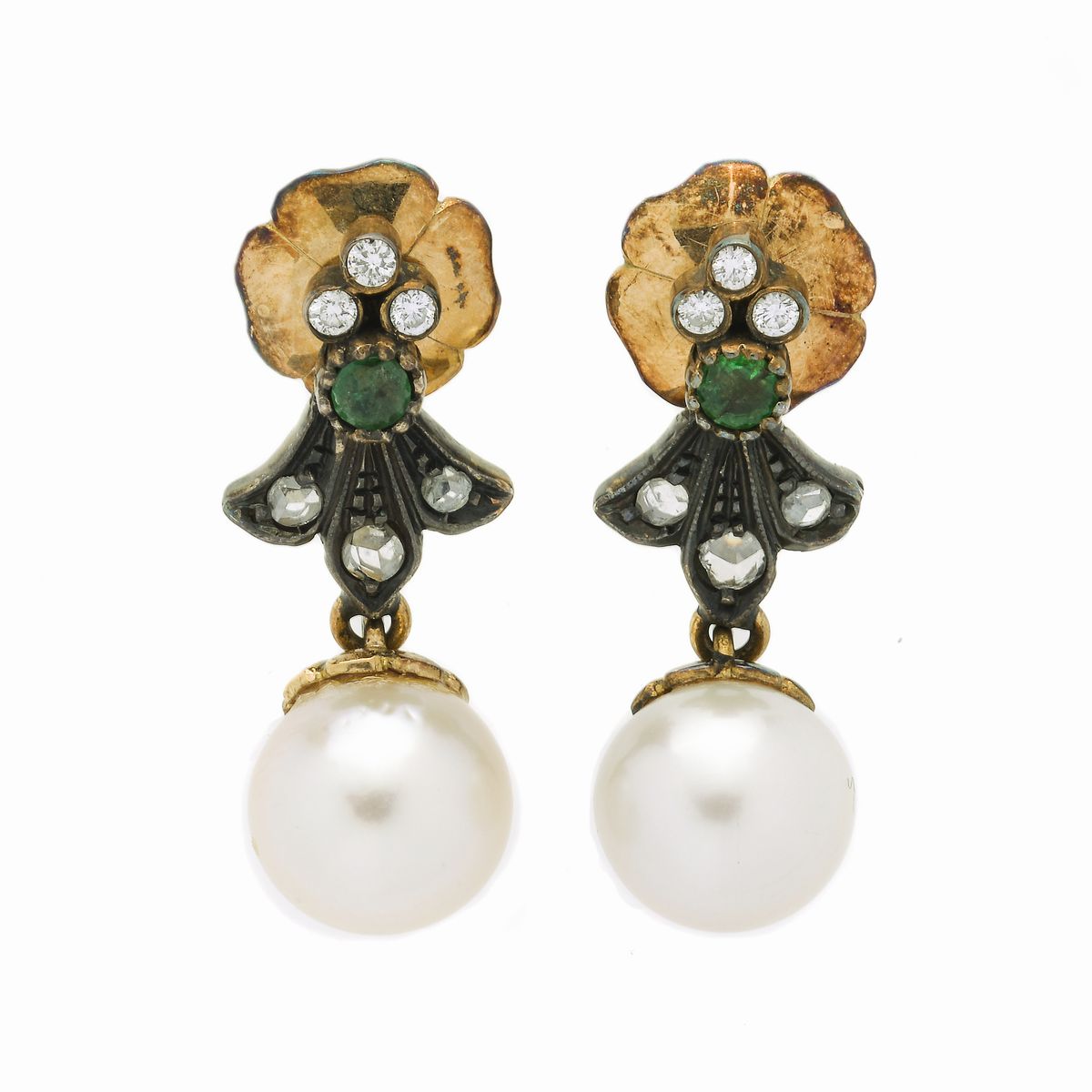 Collana a due fili in perle e paio di orecchini in oro giallo, argento, diamanti e smeraldo