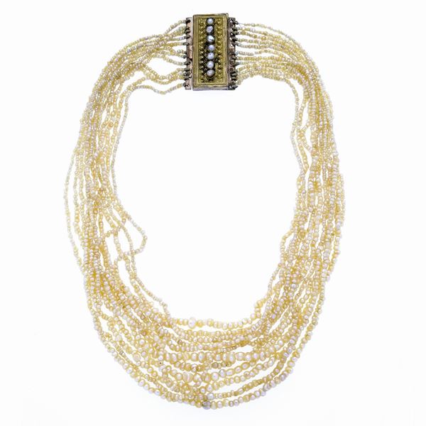 Collana in microperle e oro a basso titolo  - Asta Asta di Gioielli  e Orologi -  Gioielli Antichi da una Collezione Veneziana (lotti 1- 91) - Curio - Casa d'aste in Firenze