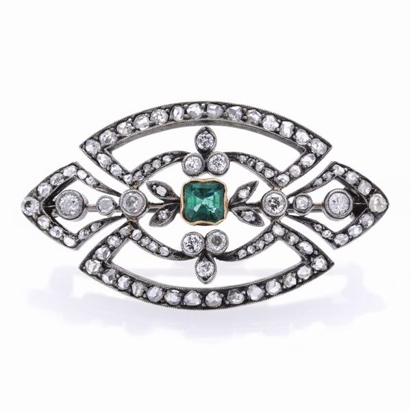 Spilla in oro a basso titolo, argento, diamanti e smeraldo  - Asta Asta di Gioielli  e Orologi -  Gioielli Antichi da una Collezione Veneziana (lotti 1- 91) - Curio - Casa d'aste in Firenze