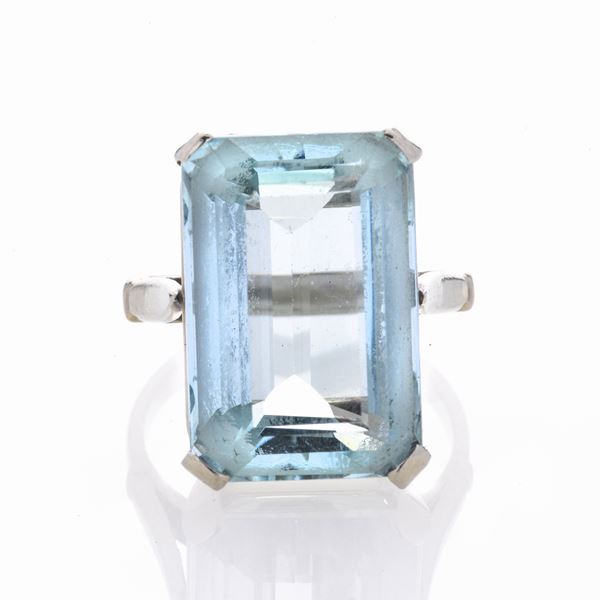Ring in white gold and aquamarine