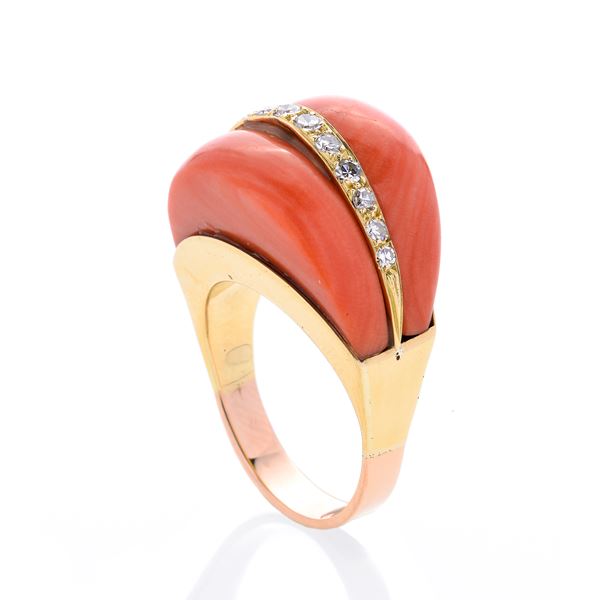 Ring in yellow gold, diamonds and pink coral