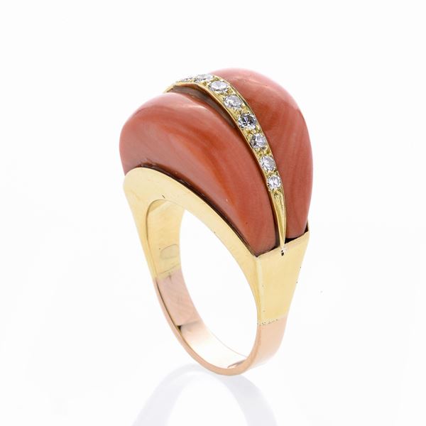 Ring in yellow gold, diamonds and pink coral