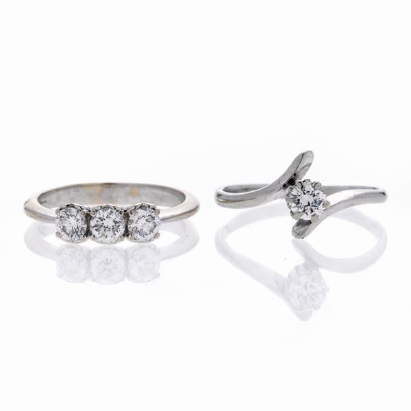 Trilogy ring in white gold and diamonds and a solitaire ring