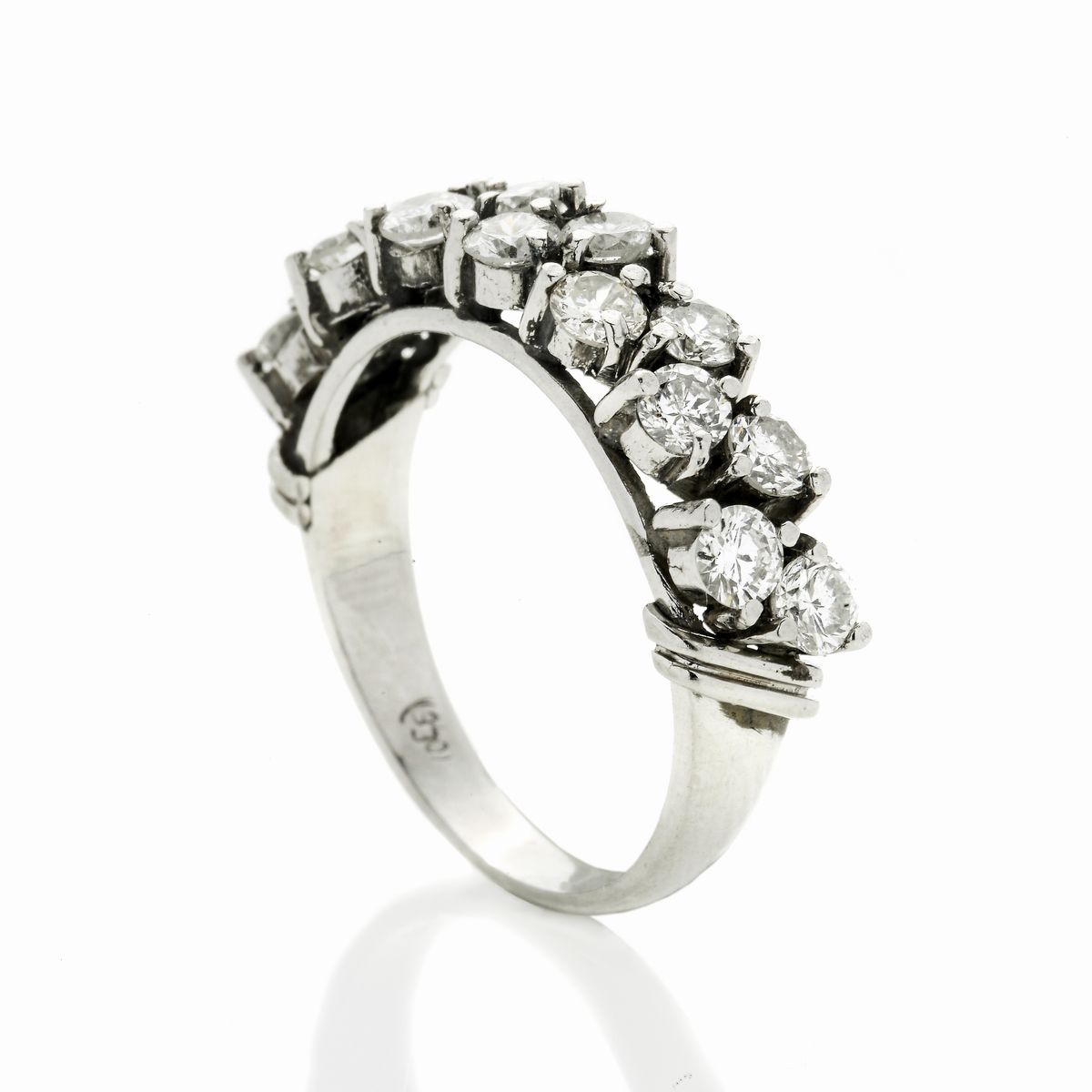 Anello a Fascia in Oro Bianco e Diamanti