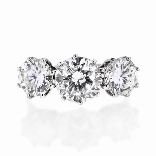 Important trilogy ring in white gold and diamonds
