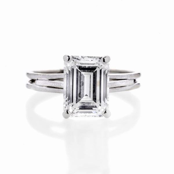 Anello solitario in oro bianco e diamante taglio smeraldo