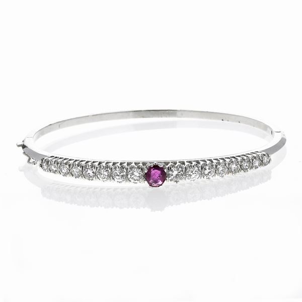 Bracciale rigido in oro bianco, diamanti e rubino