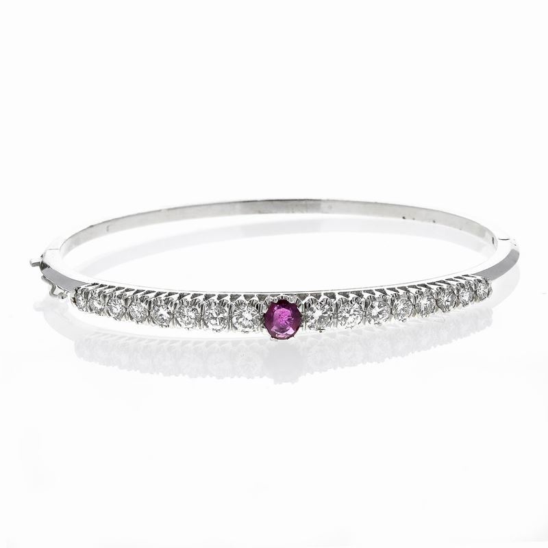 Bracciale Rigido in Oro Bianco, Diamanti e Rubino