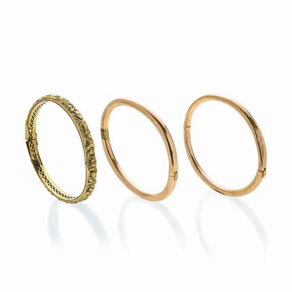 Quattro bracciali rigidi in oro a basso titolo
