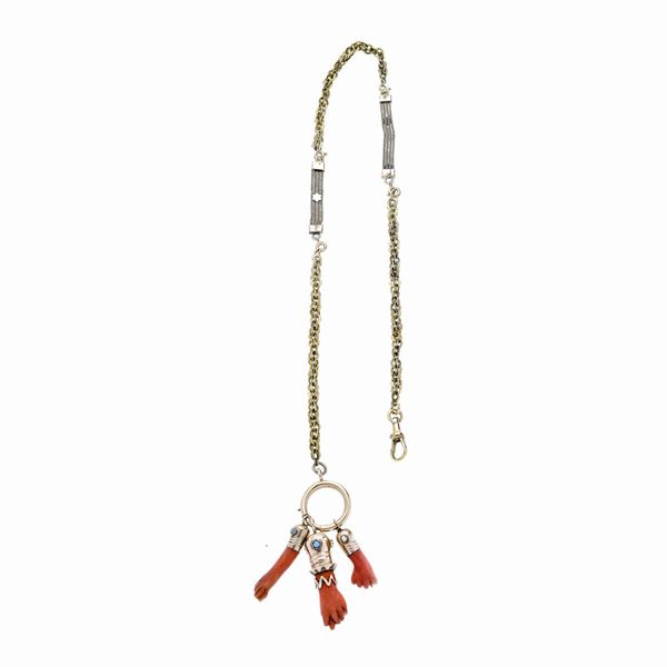 Catena da orologio in oro giallo con pendenti scaramantici in corallo