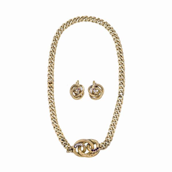 Paio di orecchini e collier in oro a basso titolo, microperle e pietre