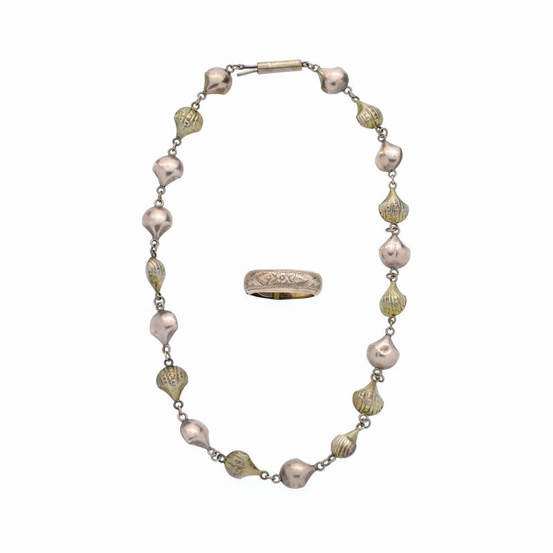 Girocollo in oro a 9 kt, metallo dorato e un ferma foulard