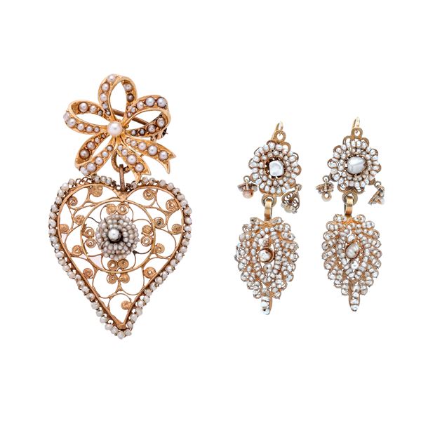 PPair of dangling earrings and brooch in yellow gold and micro pearls