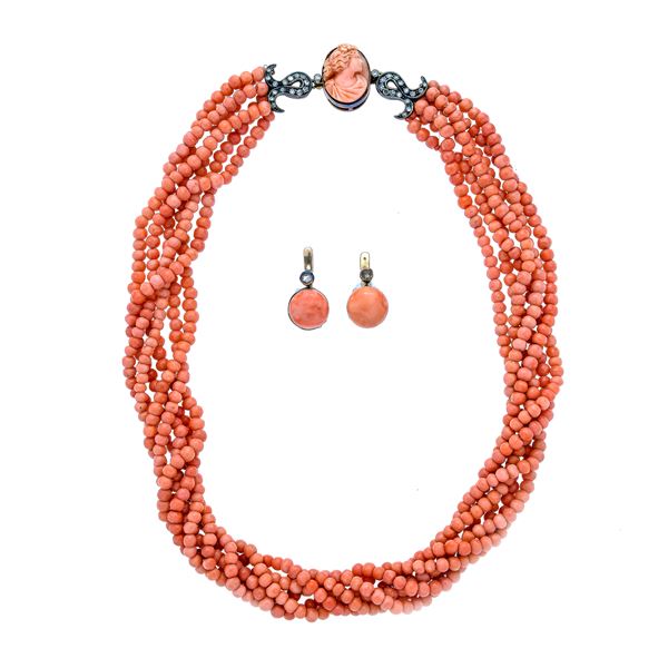 Necklace and pair of earrings in yellow gold, silver, diamonds and pink coral