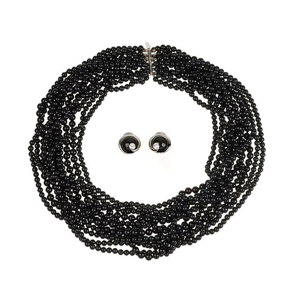 Collana e orecchini in oro bianco, diamanti e onice