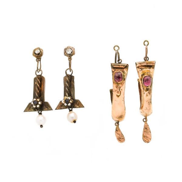 Paio di due orecchini pendenti in oro a basso titolo, pietre e perle