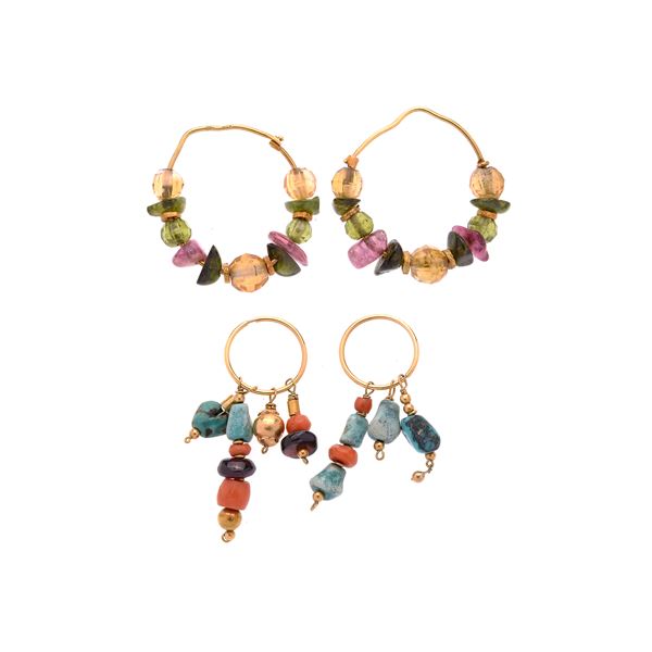 Pair of hoop earrings in yellow gold and semi-precious stones of various colors and another pair wit  - Auction Hermès and Summer Jewels - Curio - Casa d'aste in Firenze