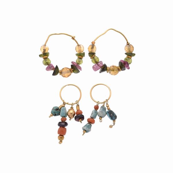 Pair of hoop earrings in yellow gold and semi-precious stones of various colors and another pair wit