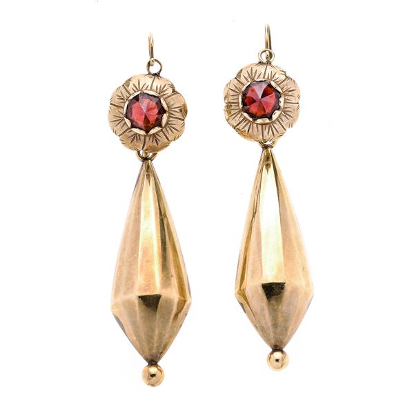 Pair of large dangling earrings in yellow gold and garnets