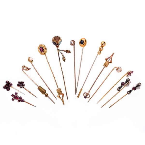 Lot of fifteen brooches tie-pin in yellow gold, stones, diamonds and enamels  - Auction Auction of Antique Jewelry, Modern and Wristwatch - Curio - Casa d'aste in Firenze