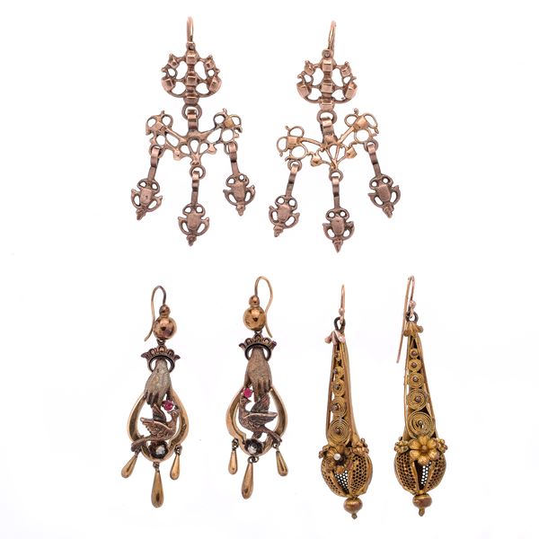 Three pairs of dangling earrings in gold with a low title and princisbecco  - Auction Jewelery and Watch auction - Antique Jewelery from a Venetian Collection (lots 1-91) - Curio - Casa d'aste in Firenze