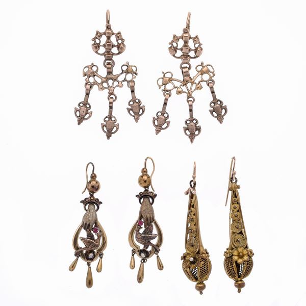 Three pairs of dangling earrings in gold with a low title and princisbecco