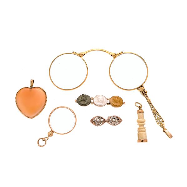 Spilla in oro a basso titolo e tre cammei, lorgnette in argento dorato ed altri pendenti