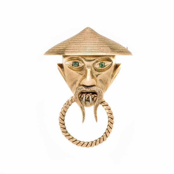 Oriental face brooch in yellow gold and emeralds