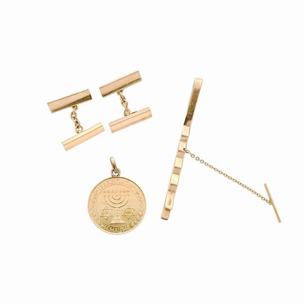 Lot of tie clips, genmelli and yellow gold pendant  - Auction Jewelery and Watch auction - Antique Jewelery from a Venetian Collection (lots 1-91) - Curio - Casa d'aste in Firenze
