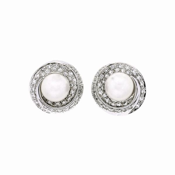 Paio di orecchini a clips in oro bianco, diamanti e perle  - Asta Asta di Gioielli  e Orologi -  Gioielli Antichi da una Collezione Veneziana (lotti 1- 91) - Curio - Casa d'aste in Firenze