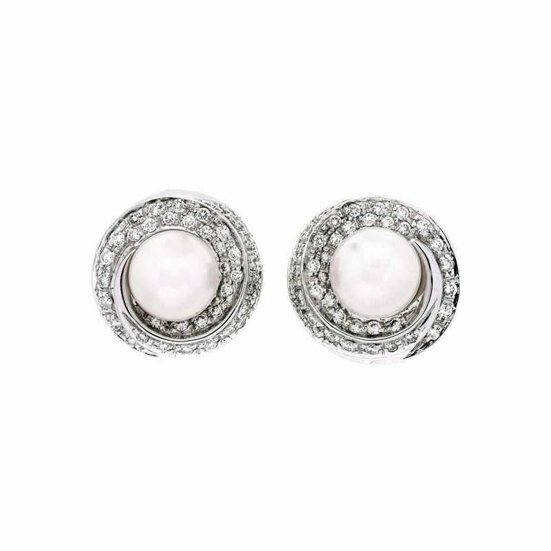 Paio di Orecchini a Clips in Oro Bianco, Diamanti e Perle