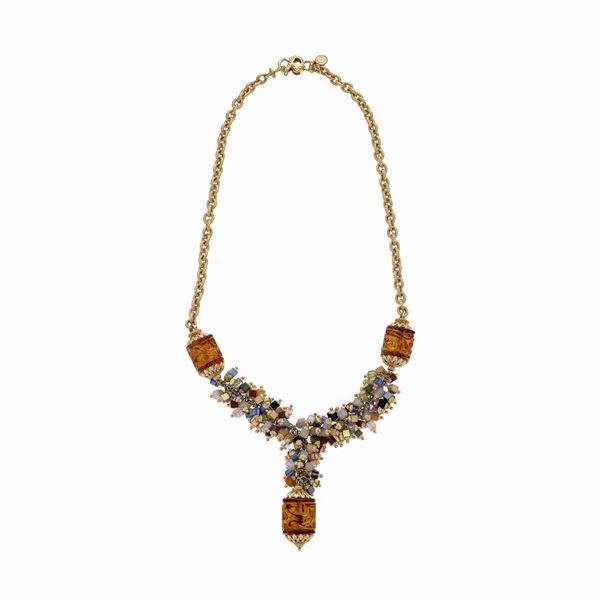 Necklace in yellow gold, hard stones of various colors and amber