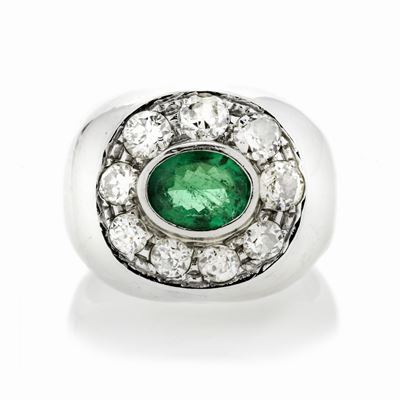Anello a Scudo in Oro Bianco, Diamanti e Smeraldo