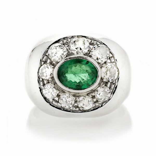 Shield ring in white gold, diamonds and emerald