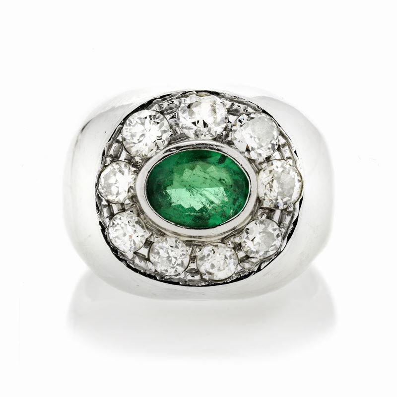 Anello a Scudo in Oro Bianco, Diamanti e Smeraldo