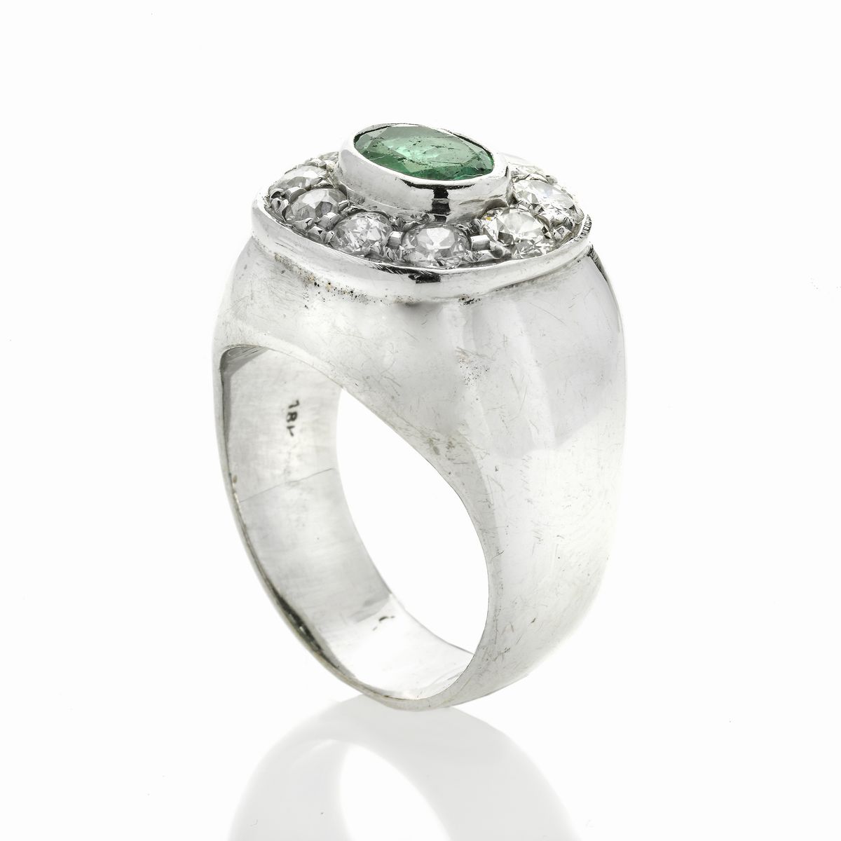 Anello a Scudo in Oro Bianco, Diamanti e Smeraldo