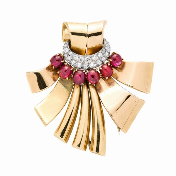 Clip ventaglio in oro giallo, oro rosa, diamanti e rubini  - Asta Asta di Gioielli  e Orologi -  Gioielli Antichi da una Collezione Veneziana (lotti 1- 91) - Curio - Casa d'aste in Firenze