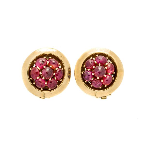 Pair of clip earrings in 14 kt yellow gold and rubies