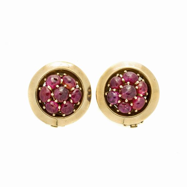 Paio di orecchini a clips in oro giallo 14 kt e rubini  - Asta Asta di Gioielli  e Orologi -  Gioielli Antichi da una Collezione Veneziana (lotti 1- 91) - Curio - Casa d'aste in Firenze