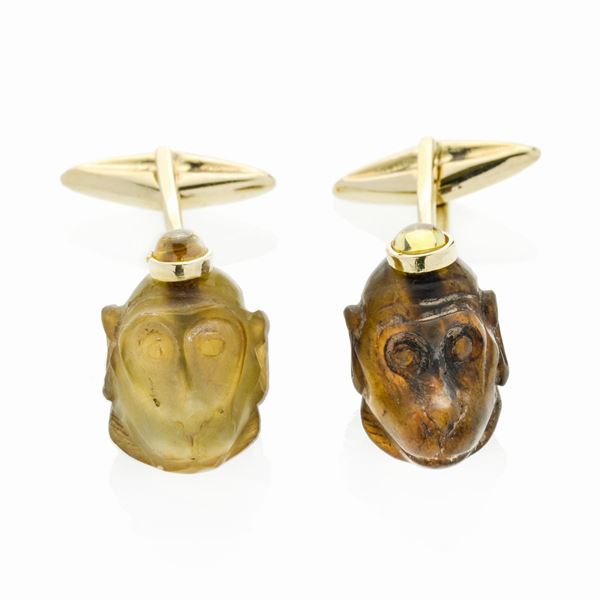Pair of cufflinks in yellow gold and resin