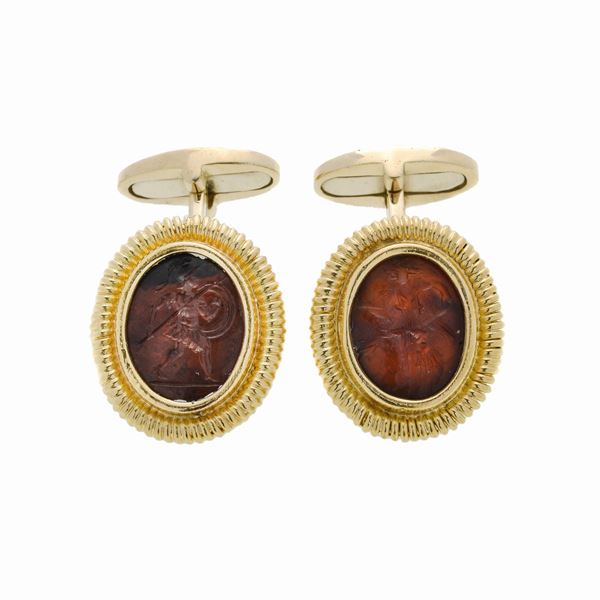 Paio di gemelli in oro giallo, corniola e diaspro  - Asta Asta di Gioielli  e Orologi -  Gioielli Antichi da una Collezione Veneziana (lotti 1- 91) - Curio - Casa d'aste in Firenze