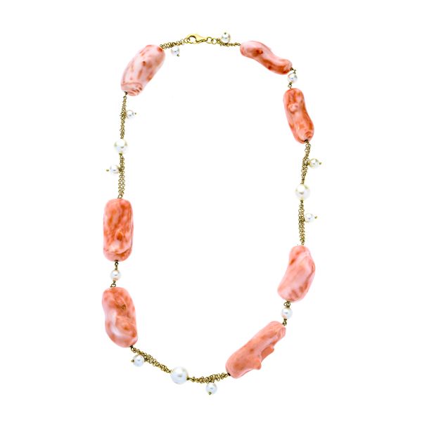 Necklace in yellow gold, pearls and pink coral