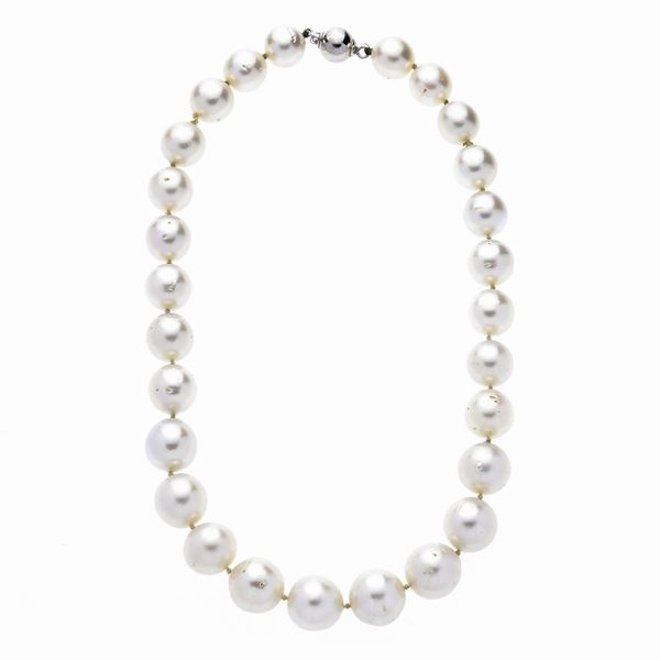Necklace in Australian pearls and white gold