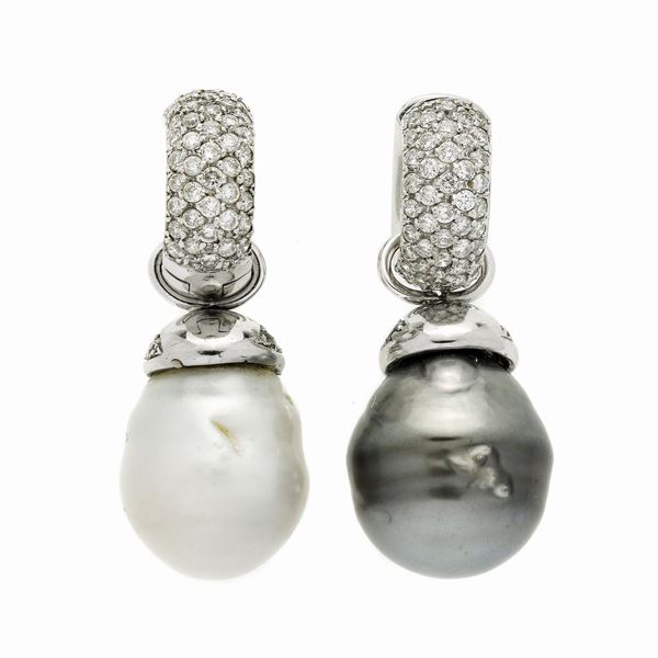 Paio di orecchini pendenti in oro bianco, diamanti e perla scaramazza e perla tahiti
