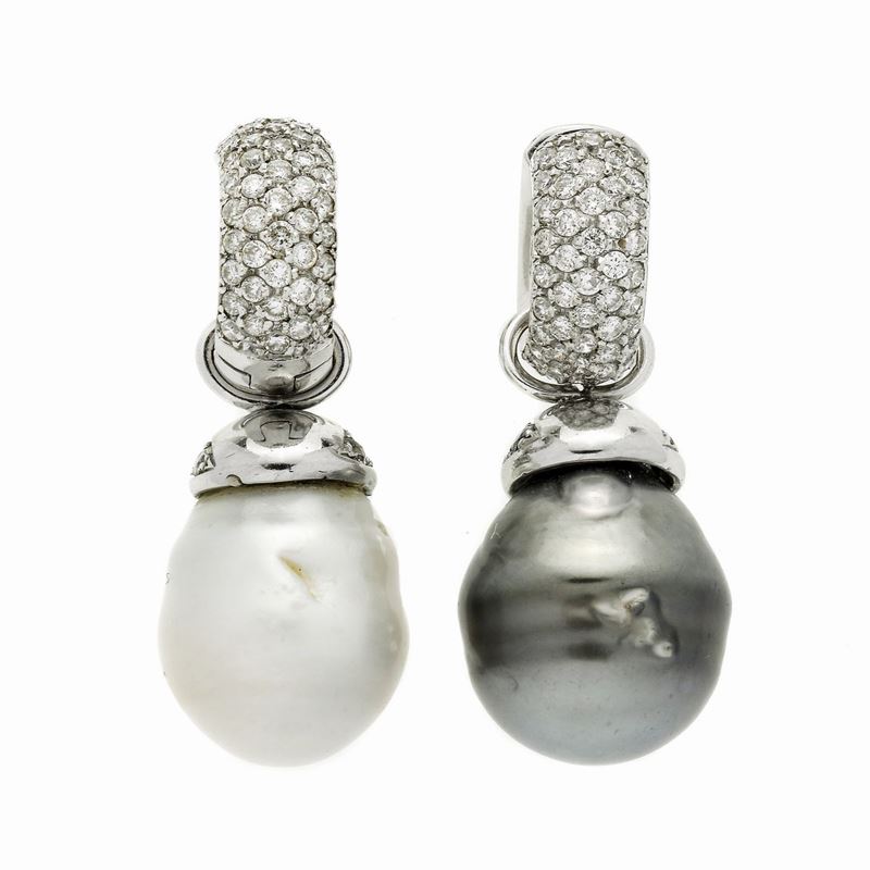 Paio di Orecchini Pendenti in Oro Bianco, Diamanti e Perla Scaramazza e Perla Tahiti