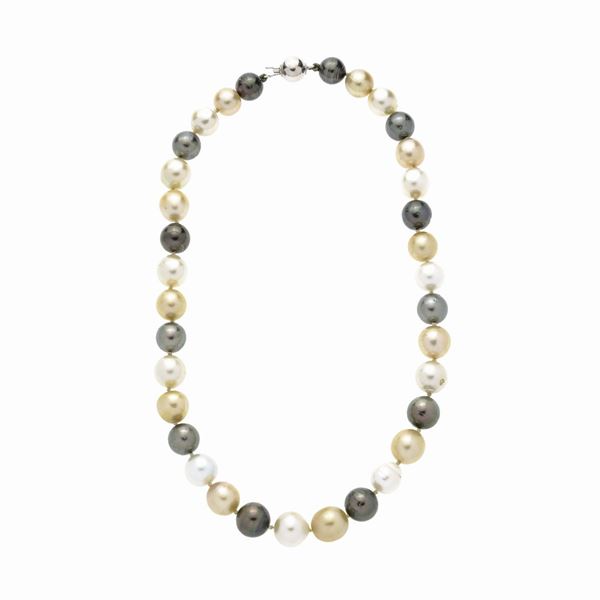Necklace in pearls, gold pearls, tahitians and white gold