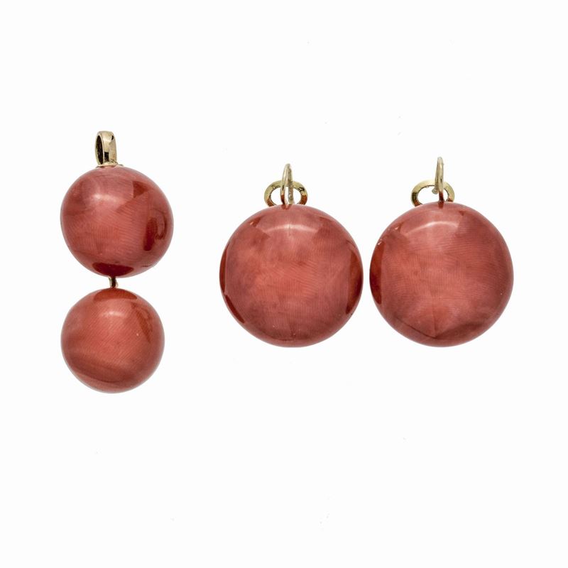 Paio di orecchini e pendente in oro giallo e corallo rosso