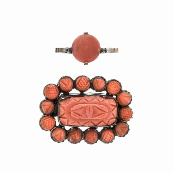 Lot of brooch and silver ring, low responding gold, yellow gold and red coral  - Auction Jewelery and Watch auction - Antique Jewelery from a Venetian Collection (lots 1-91) - Curio - Casa d'aste in Firenze